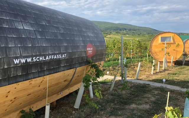 Schlaffass- Schlafen im Weinfass - Campsite