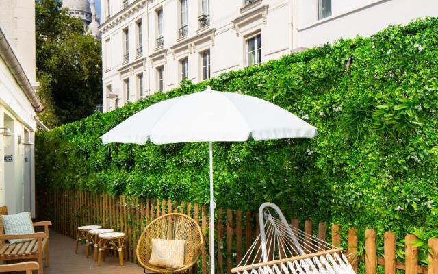 Le Village Montmartre by Hiphophostels