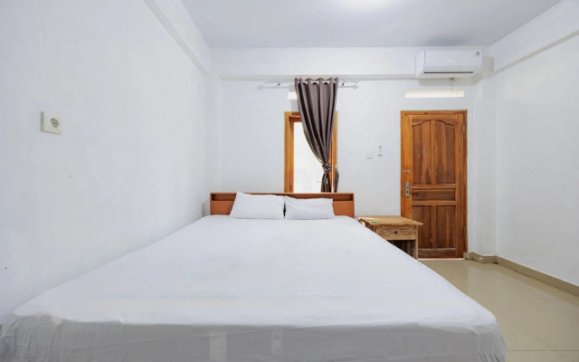 Soka Asri Guest House near Bali Zoo RedPartner – Guest Rooms – Denpasar