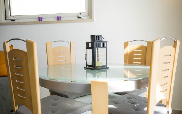 B06 - Top-Floor Marina Club 2 Bed Apartment