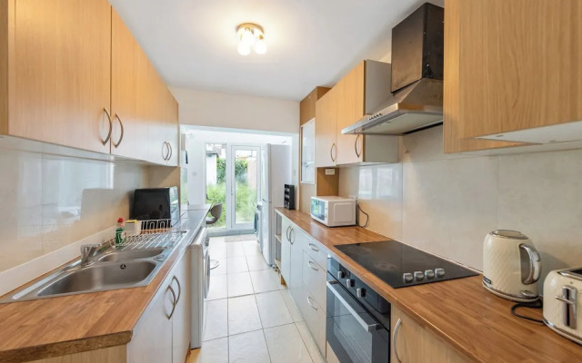 Leslie Road Retreat - Charming 4-bed House