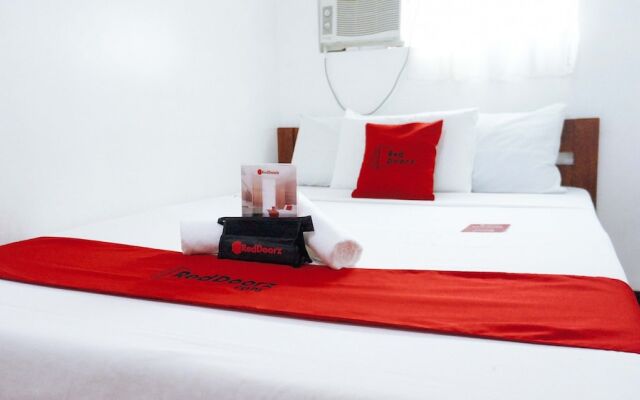 Axis Pension Hotel by RedDoorz