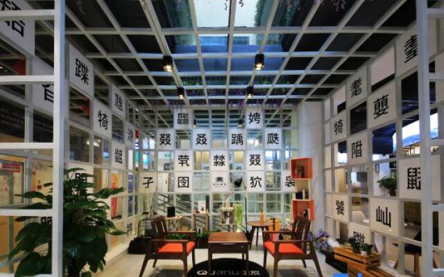 Book & Life Hotel