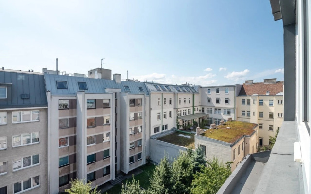 Quiet Penthouse apartment close to Stadthalle