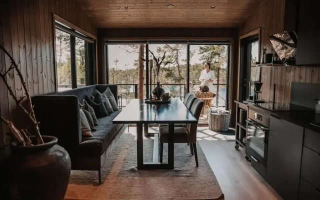 Luxurious Tree Top Cabin by the Lake