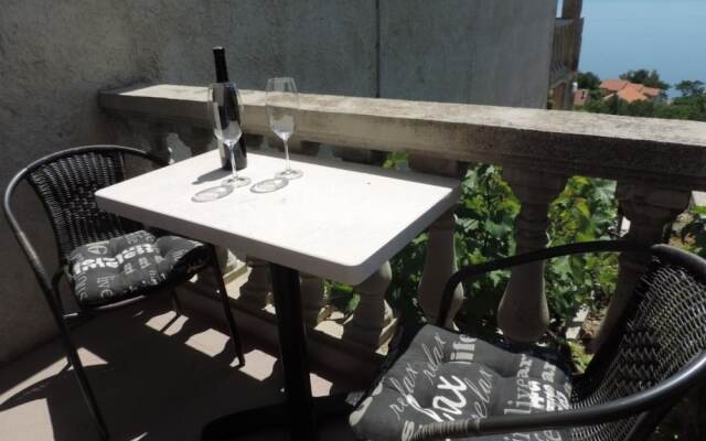 Maza - With Seaview & Parking - R2