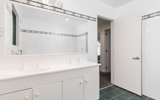 Lakefront Living At Remarkables - East