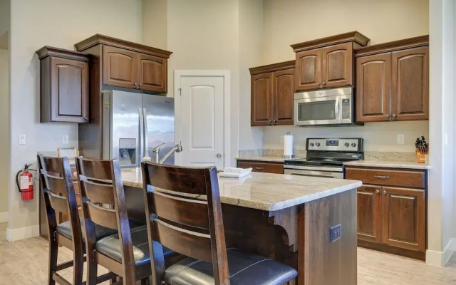 Hurricane Getaway w/ Private Pool, Mtn Views!