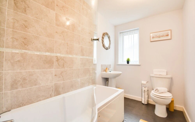 Cosy 2 Bedroom Apartment with Parking