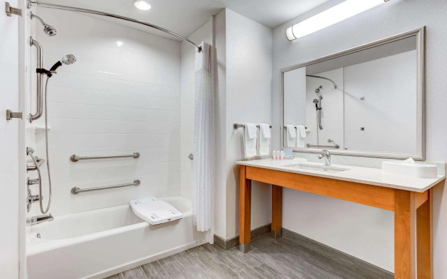 Hampton Inn & Suites Manchester