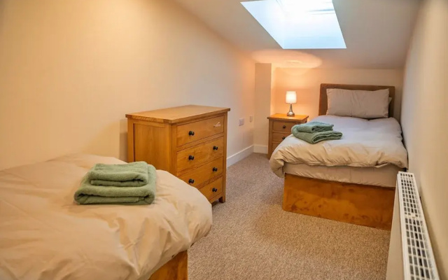Barn in Cotswolds With Hot Tub & Scenic Trails