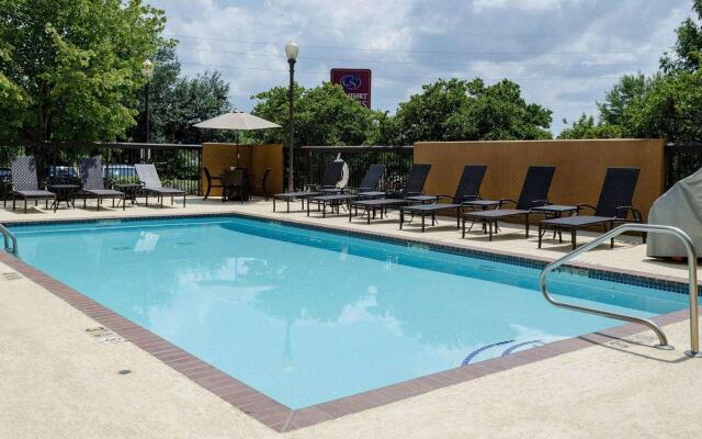 Russell Inn & Suites