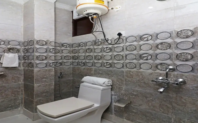OYO 13658 Hotel Tanish Palace