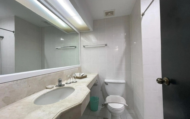 The Golden Peak Hotel & Suites powered by Cocotel