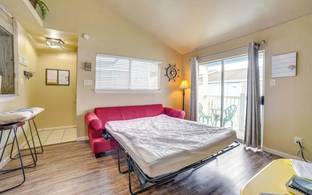 Bay View, Pool Access: Romantic Galveston Retreat!