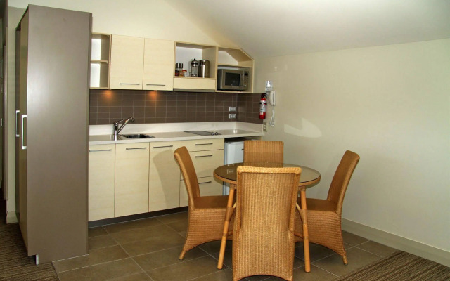 Hananui Lodge and Apartments