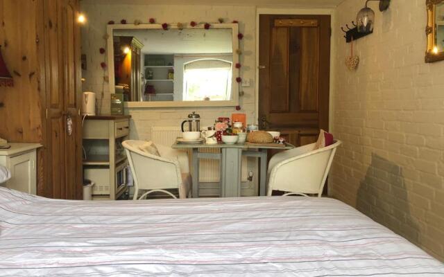 Cosy Cottage ground floor bedroom ensuite with private entrance