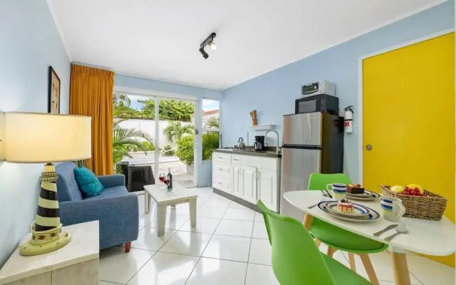 Poolside 1-bed Near Palm Beach