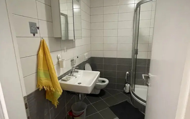Large Modern 75m2 Flat and Free Parking