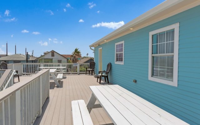 Sea-esta Completely Renovated 2 Story Home Only 1.5 Blocks To The Beach! 4 Bedroom Home by Redawning