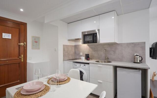 LEEWAYS APARTMENT VI in ALCALA 99