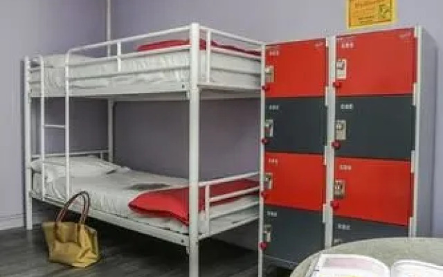 Young & Happy Latin Quarter by Hiphophostels