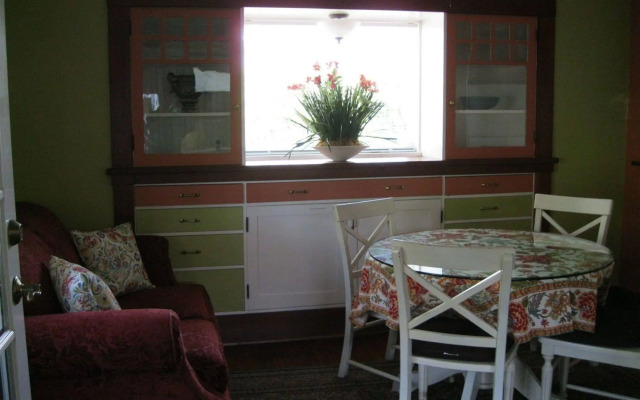 A White Jasmine Inn