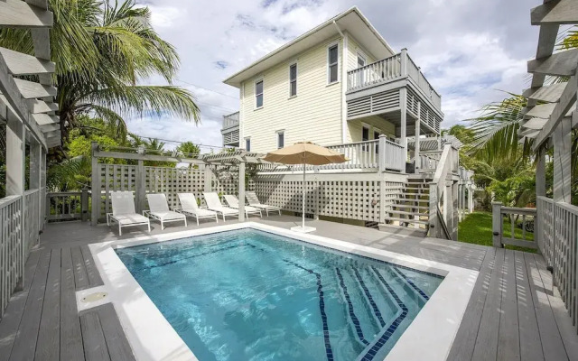 Salty Dolphin 4 Bedroom Home