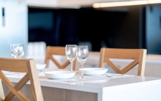 Cbd Brand New Modern Seaview Apt