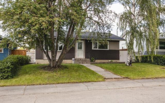 The Elm, 4 Bed Bungalow with Backyard and Firepit