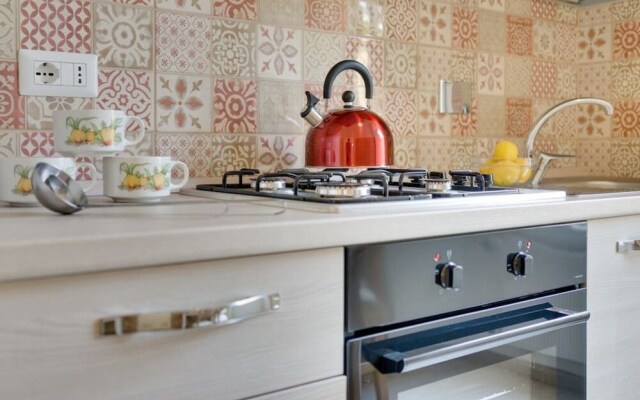 Lovely 2 bed Flat in Front of the Colosseum!