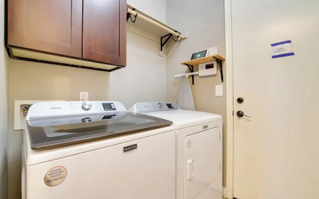 Putting Green & Hot Tub: Goodyear Retreat!