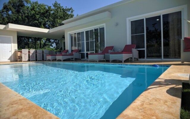 Modern & Private Tropical Villa in Gated Community Minutes From the Beach