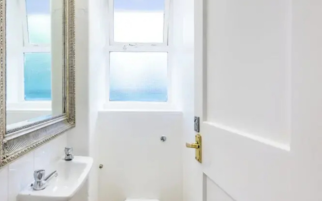 Cozy 2 bedroom flat- Heart of Victoria