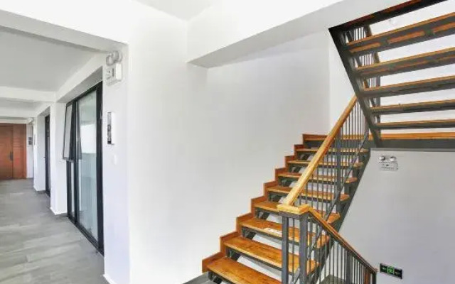 I have a mountain and sea courtyard