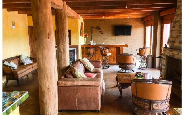 Beautiful Cabin Downtown Tapalpa Oven Mud Barbecue Grill 4 Room 12 ppl TV Wifi