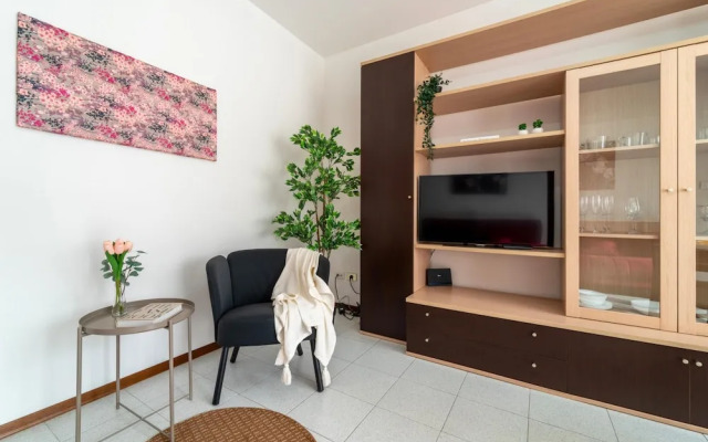 Scarlet Apartment With Garden by Wonderful Italy
