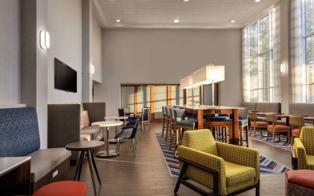 Hampton Inn & Suites State College at Williamsburg Square