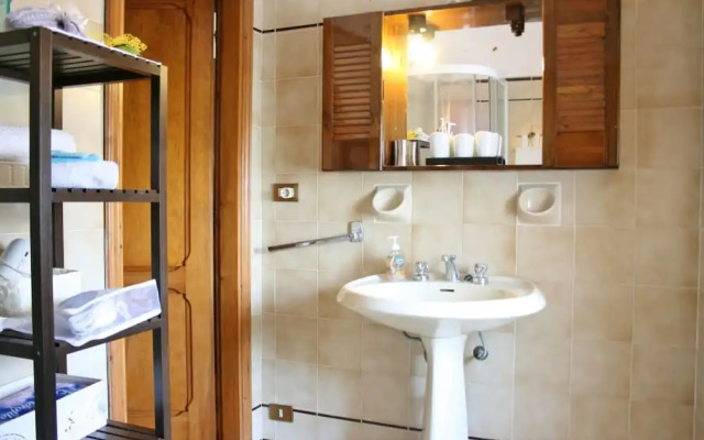 Beautiful private villa with WIFI, private pool, TV, pets allowed and parking, close to Arezzo