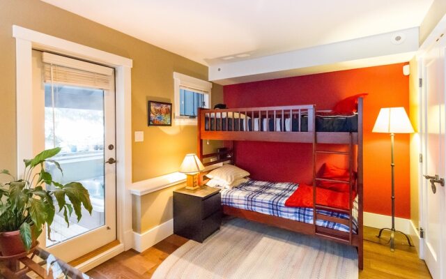 Spacious Town Home With Private Hot Tub