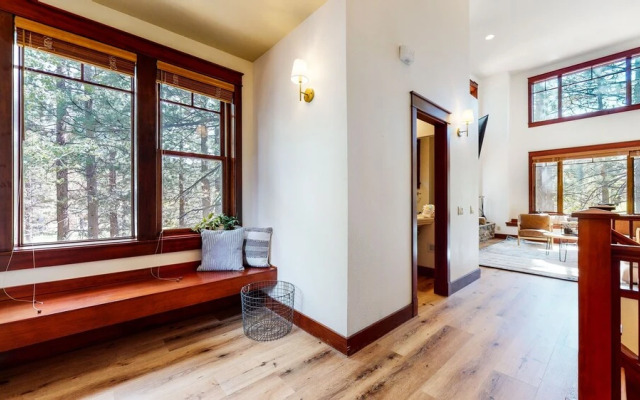 Timbers 15 Private Hot Tub, 2 Car Garage, Washer Dryer, Large Townhouse by RedAwning