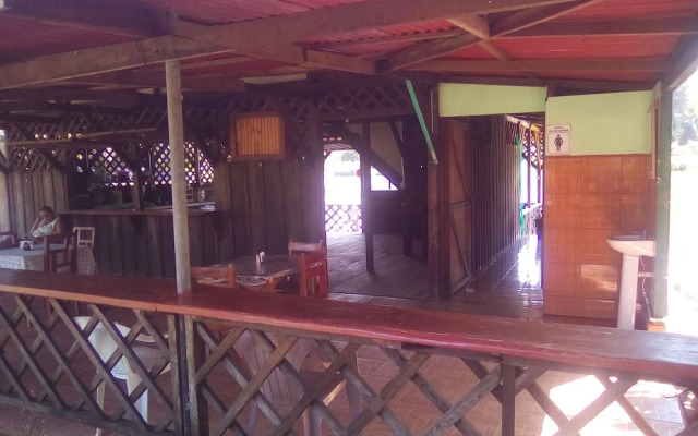 Hotel Cabinas y Tour Aaron Tortuguero
