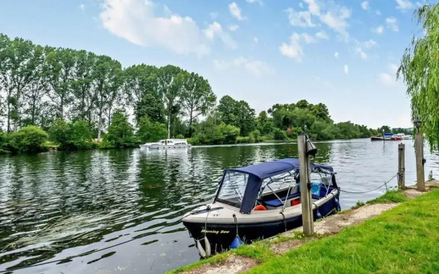 Luxury Riverside Mansion in Marlow