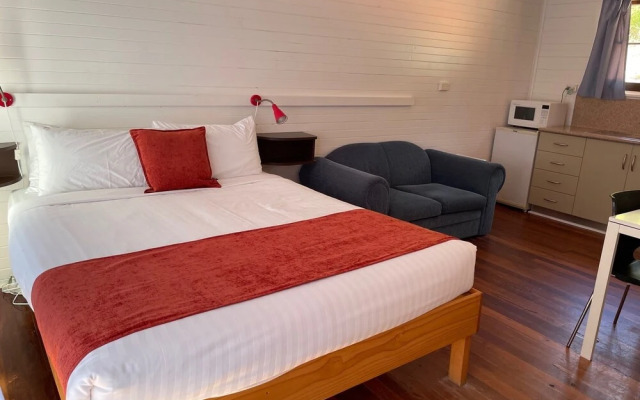 Seaview Holiday Park and  Hostel