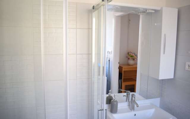 Diamond Astoria 5 sun-lit apartment