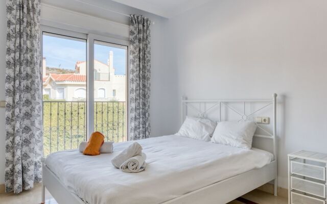 Peaceful Holiday Home in Sitio de Calahonda With Garden