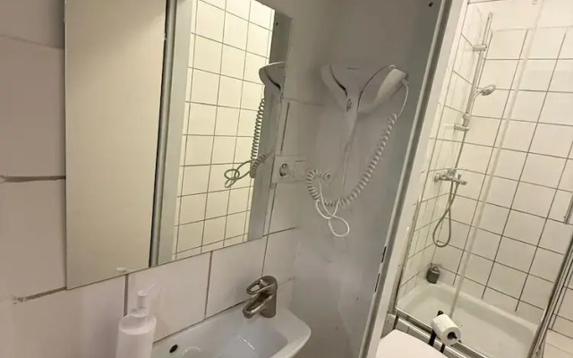 Comfy 2BR Apt Westbahnhof Area