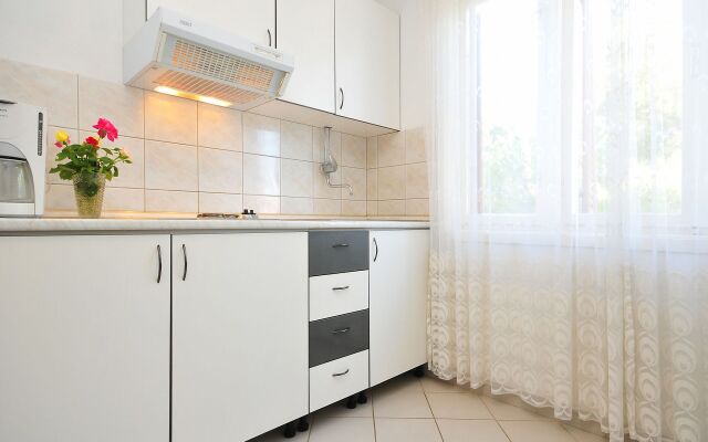 Apartment Mirko - 100m from the sea: A2 Nin, Zadar riviera