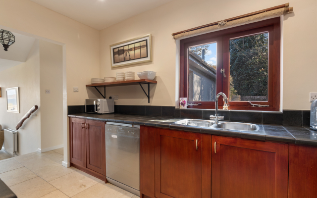 Glendale Cottage - Sea Views, Beach Access, Hot Tub