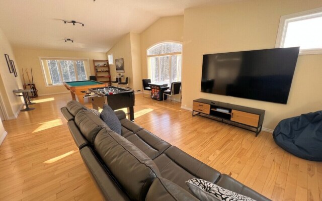LUXURIOUS 5-Br Acreage | Year-Round Heated Pool & HotTub | Mtn View | Pool Table